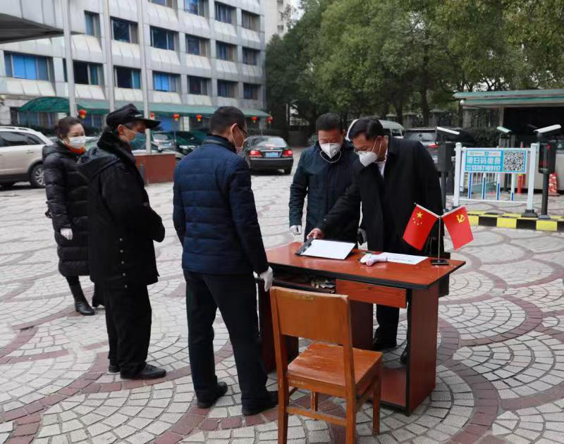 寒風中逆行抗疫的“紅背心” ——糧油集團黨員抗疫志愿者自發(fā)輪班守護大院優(yōu)秀事跡