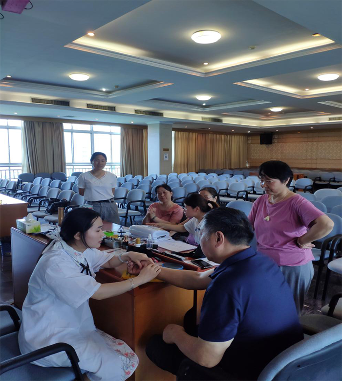 關(guān)注職工身體健康 開展中醫(yī)義診活動 ----糧油集團工會開展“我為群眾辦實事”主題活動