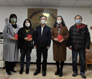 農(nóng)業(yè)集團(tuán)黨委委員、副總經(jīng)理陳根榮慰問糧油集團(tuán)困難黨員、困難職工