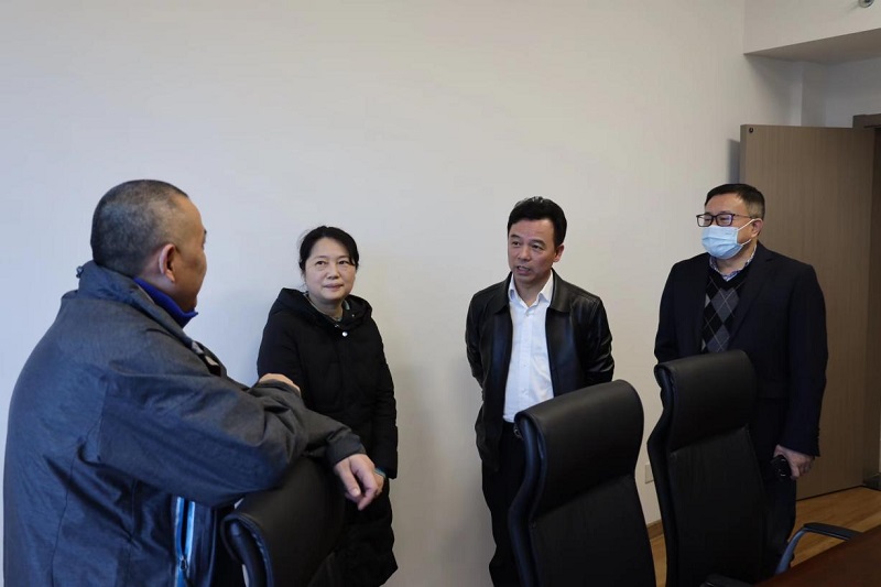 湖南農業集團黨委委員、副總經理陳根榮到糧油進出口集團走訪慰問困難職工